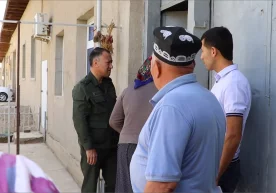Она ўз боласи билан уйга киритиб қўйилди фото