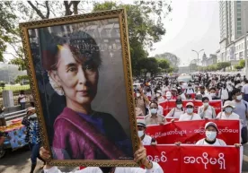 Myanma: Qonli qirg‘indan keyin ham namoyishlar davom etmoqda фото