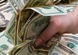 АҚШда инкассаторларнинг машинасидан тушиб қолган пуллар йўловчиларнинг қувончига сабаб бўлди (видео) фото