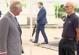 Sotuvchi shahzoda Charlz bilan suhbatlashib turib hushidan ketdi (video) фото