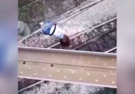 Селфига тушмоқчи бўлган қиз 1 соат давомида электропоезд симида осилиб қолди фото