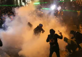 Gruziya poytaxtida namoyishchilar va politsiya o‘rtasida to‘qnashuv yuz berdi фото