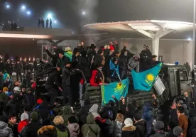 Olmaotadagi namoyish guvohlari: «Kimdir mashinada qurol olib keldi, tashladi va ketdi» фото