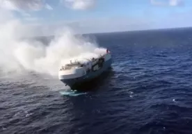 Tinch okeanidagi kemada 3 ming 800 ta mashina yonib ketdi фото