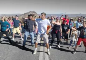Bloger 15 ta mamlakatga sayohat qilib 1000 kishi bilan raqsga tushdi (video) фото