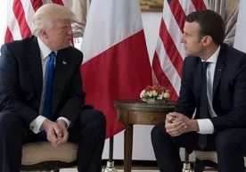 Францияда Трампга одоб-ахлоқ қоидаларини ёдда сақлаш ҳақида эслатиб қўйилди фото