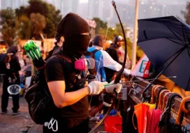 Hongkongda namoyishchilar politsiyaga kamonlardan o‘q uzdi (video) фото