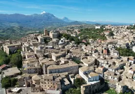 Italiya shaharlaridan birida uylar 1 yevro narxga sotilmoqda фото