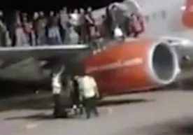 Самолёт йўловчилари саросимада қанот устига югуриб чиқишди (видео) фото