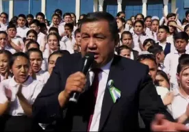 Buxoro hokimi maktab oʻquvchilari bilan “Katyusha”ni kuyladi (video) фото
