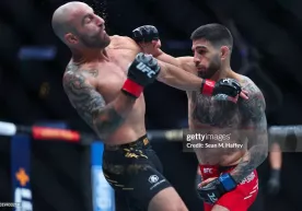 UFC 298. Илия Топурия Алекс Волкановскини нокаутга учратди ва чемпионга айланди фото