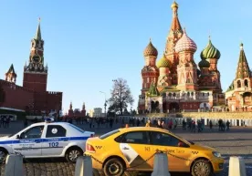 Таксичи йўловчига кармонини қайтаришга 8 соат уринди ва уни топганда йиғлаб юборди фото