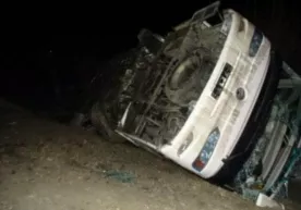 Samarqandda ichida 20 nafar yo‘lovchi bo‘lgan avtobus asfaltning sirpanchiqligi oqibatida ag‘darilib ketdi фото