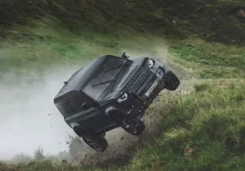 Жеймс Бонд ҳақидаги янги фильмда Land Rover Defender автомобили сальто отади (видео) фото