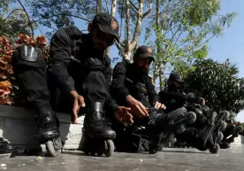 Покистон полициясида махсус бўлим офицерлари қонунбузарларни ғилдиракли конкиларда таъқиб қилади фото