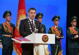 Қирғизистон президенти раҳбарлардан хонасига унинг портретини илмасликни сўради фото