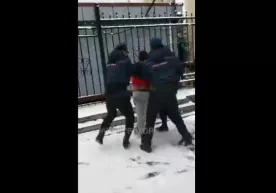 Aholi yosh yigitni Milliy gvardiya xodimlari «changali»dan tortib oldi фото