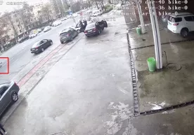 Toshkentda Cobalt yo‘ldan o‘tayotgan ona-bolani urib yubordi (video) фото