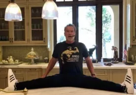 Shvarsenegger oshxona stolida shpagatga o‘tirdi va muxlislari bilan hazillashdi (video) фото