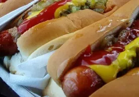 Amerikalik ayol xot-dog yeyish bo‘yicha rekord o‘rnatdi фото