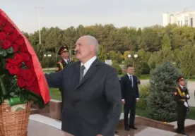 Lukashenko Toshkentga tashrifini Mustaqillik maydoni va Islom Karimov haykalini ziyorat qilishdan boshladi фото