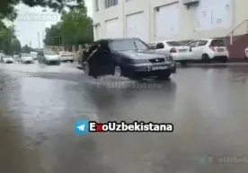 Сув босган кўчада «Титаник» каби сузаётган Nexia'ни кўринг (видео) фото