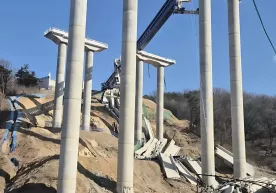 Жанубий Кореяда кўприк қулади – қурбонлар ва жабрланганлар бор фото