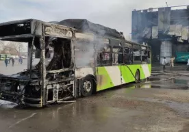 Yunusoboddagi avtobus saroyida ikki avtobus yonib ketdi фото
