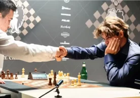 Chess. Nodirbek Abdusattorov loses to Magnus Carlsen фото