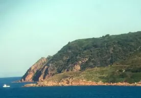 Selfi sabab baland qoyadan qulagan qiz tirik qoldi фото