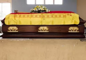 Хитойда кремация қилиниб, кўмилган эркак уйига тирик ҳолда қайтиб келди фото