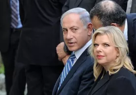 Netanyahuning rafiqasi Kiyevda samolyot yoniga olib chiqilgan non bo‘lagini yerga tashlab yubordi (video) фото