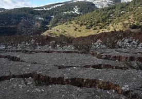 Под Турцией обнаружена огромная трещина в земной коре фото