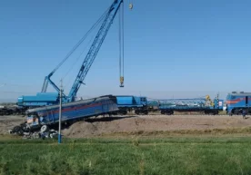 Жиззахда тепловоз юк машинасини уриб юбориб, темир йўл изидан чиқиб кетди фото