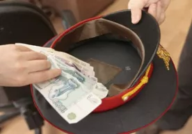 Полиция майори ўзбекистонлик фуқародан пора олаётганда қўлга тушди фото