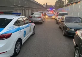 Qozog‘istonlik erkak sud ijrochilari va politsiyachilarni otib tashladi фото