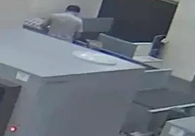 Toshkent aeroporti xodimi yoʻlovchi chamadonidan pul oʻgʻirladi (video) фото