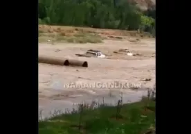 Наманган вилоятида сел 2 та машинани оқизиб кетди (видео) фото