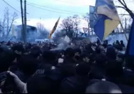 Ukrainadagi millatchilar prezident Poroshenkoni qochib qolishga majbur etdi фото