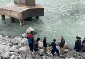 Pokistonda to‘yga ketayotgan avtobus daryoga tushib ketdi (video) фото