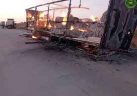 Buxoroda paxta ortilgan yuk mashinasining tirkamasi yonib ketdi фото