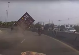 Mototsiklchi o‘zi tomon og‘ayotgan furaning tagida qolishdan arang qutuldi (video) фото