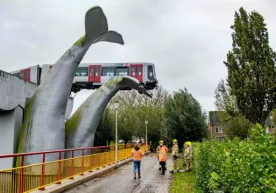 Niderlandiyada metro poyezdi avariyadan keyin «Kitlarning dumlari» deb ataluvchi haykalda turib qoldi (foto) фото