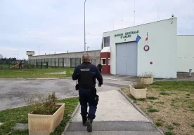 Заключенный взял в заложники пятерых человек во французской тюрьме фото
