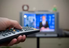 Шифокор телевизорни ёқиб ухлашнинг хавфли жиҳатларидан огоҳлантирди фото
