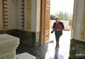 Shavkat Mirziyoyev O‘zbekistonning Birinchi Prezidenti Islom Karimov qabrini ziyorat qildi фото