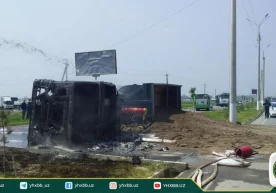 Тошкентда юк автомобили ағдарилиб, ёниб кетди фото