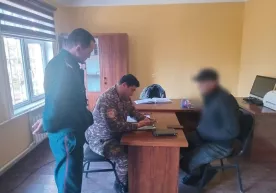 В Джизаке житель съел змею живьем фото