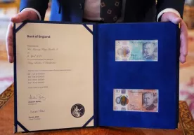 Britaniyada banknotlardagi monarx tasviri o‘zgartirildi фото
