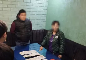 Toshkent metrosi xodimi va hokim yordamchisi 5 ming dollar olayotganda ushlandi фото